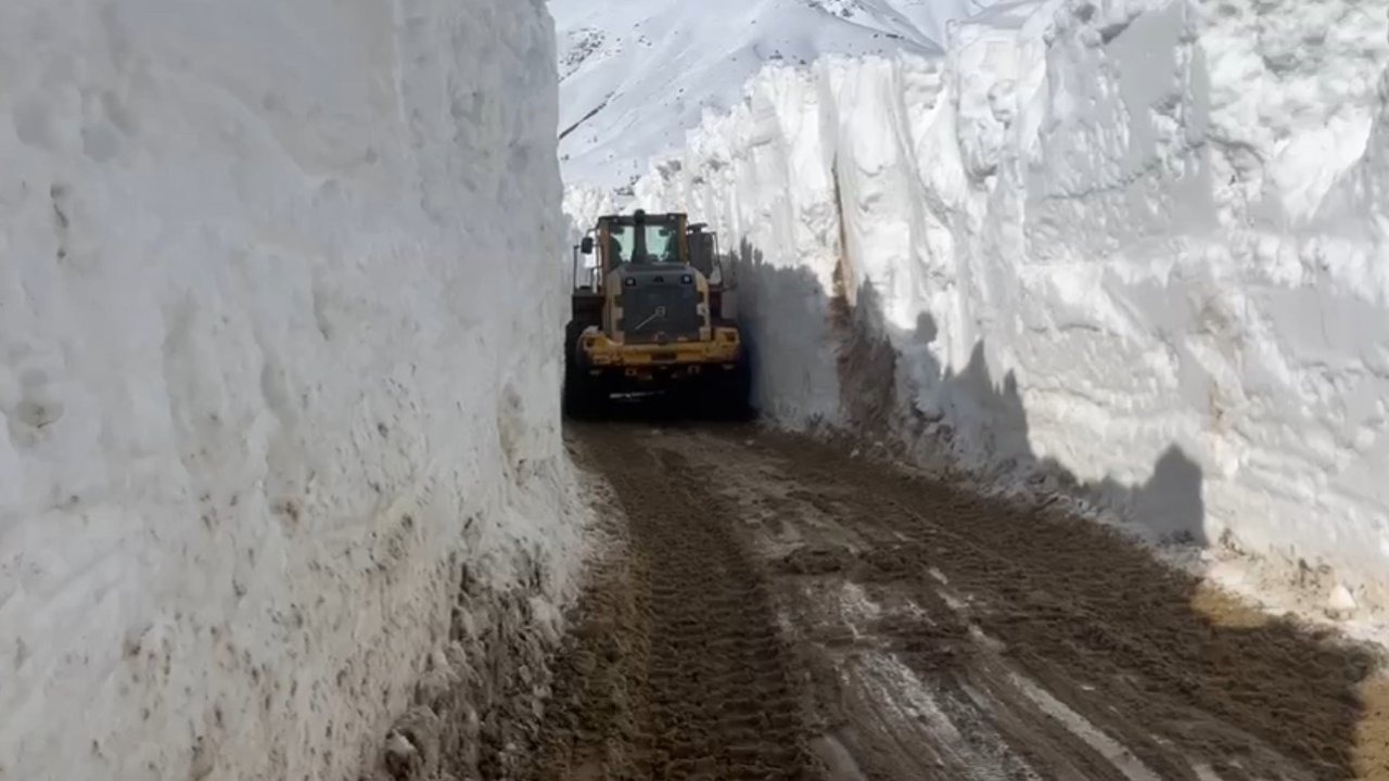 Yüksekova’da nisan ayında 6 metrelik kar tünelleri