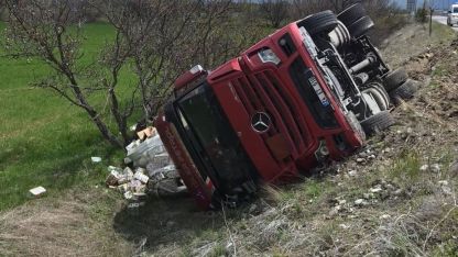 Erzincan’da soda yüklü tır devrildi