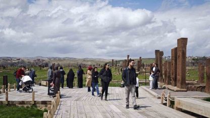 Dünyanın en büyük tarihi İslam mezarlığında ziyaretçi yoğunluğu başladı