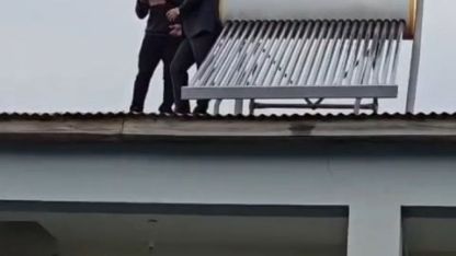 Köy ziyaretinde dikkat çeken anlar: Çatıda başlayan sohbet üyelikle sonuçlandı