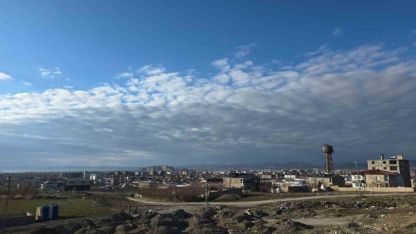 Van semalarında görsel şölen: Kümülüs bulutları ve Van Kalesi’nin muazzam uyumu