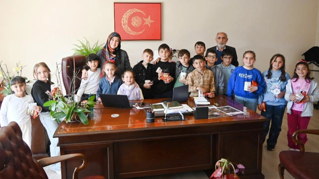 Ardahan’da Minikler Harçlıklarını Kitaba Dönüştürdü