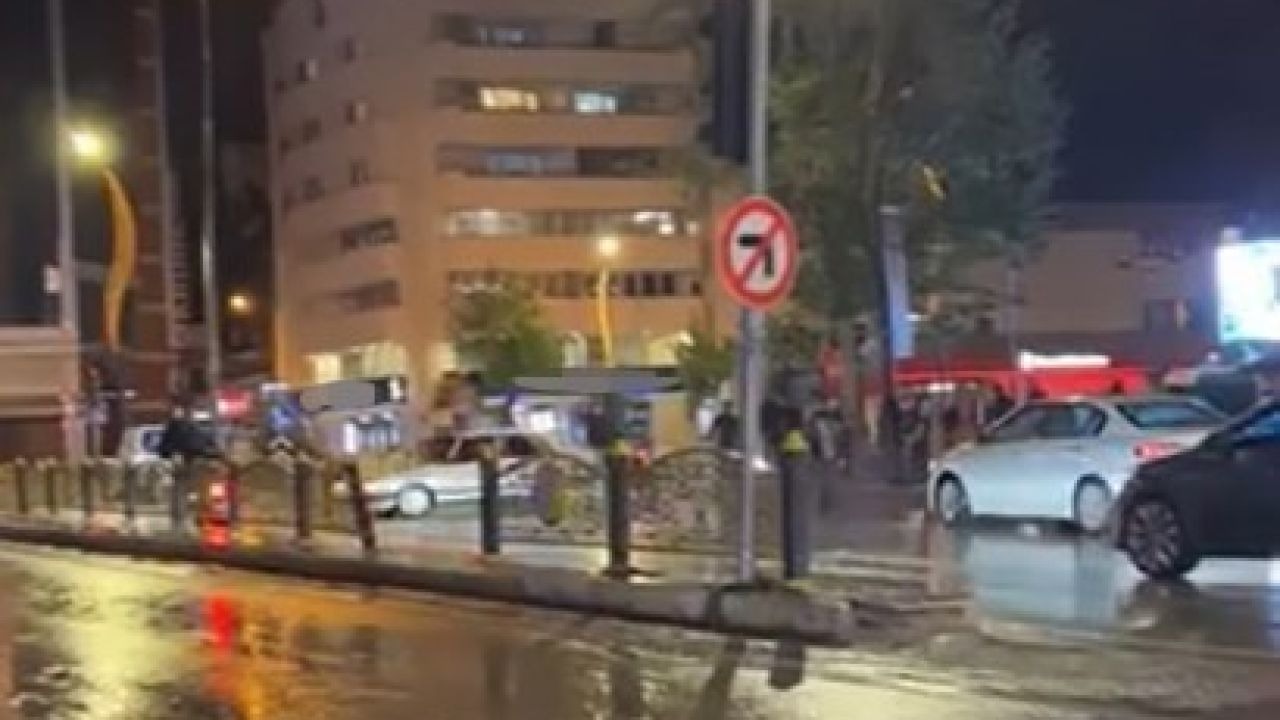 Drift atan sürücü zincirleme kazaya neden oldu, o anlar kamerada