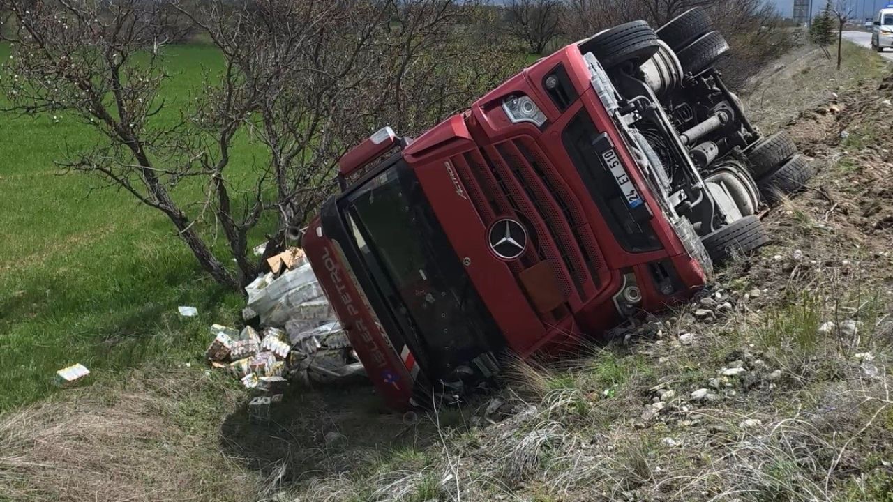 Erzincan’da soda yüklü tır devrildi