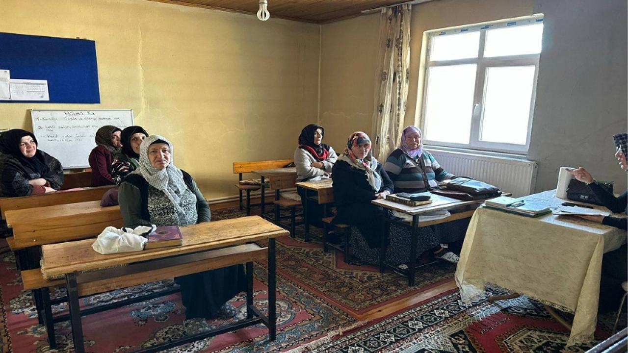Kur'an Kursu hocaları Hanak'ta sahaya indi
