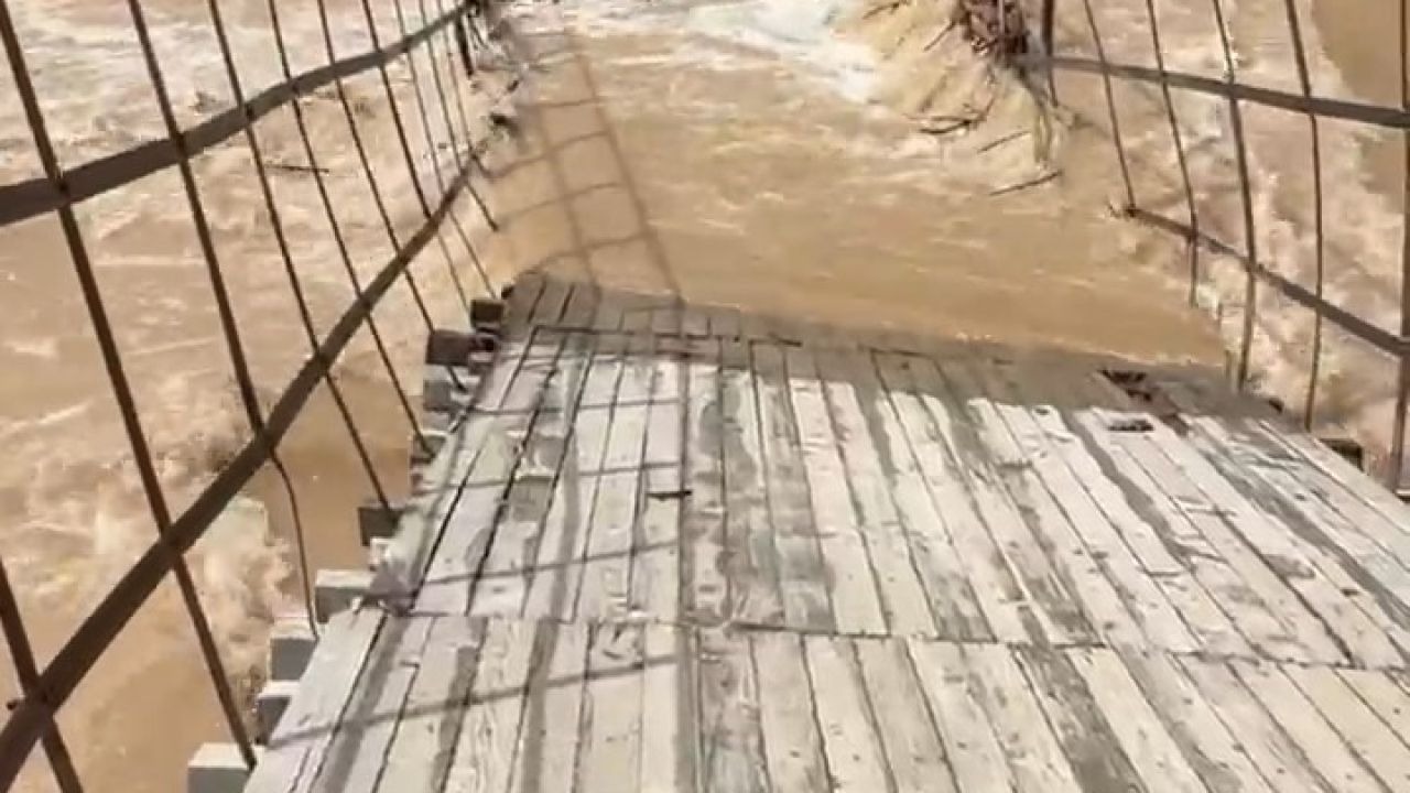 Munzur Nehri taştı, asma köprü çöktü
