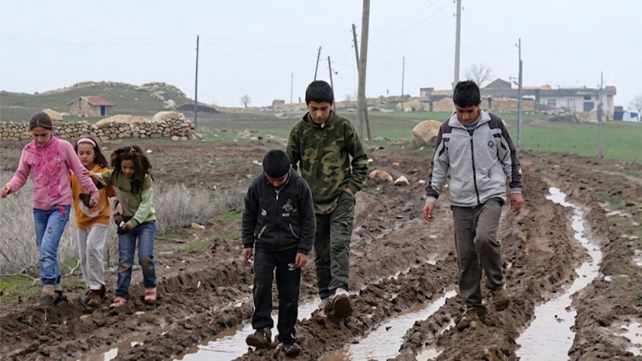 “Orda Bir Köy Var” Özel idare ekipleri gidip görmese de bin vatandaş çamurda yaşıyor