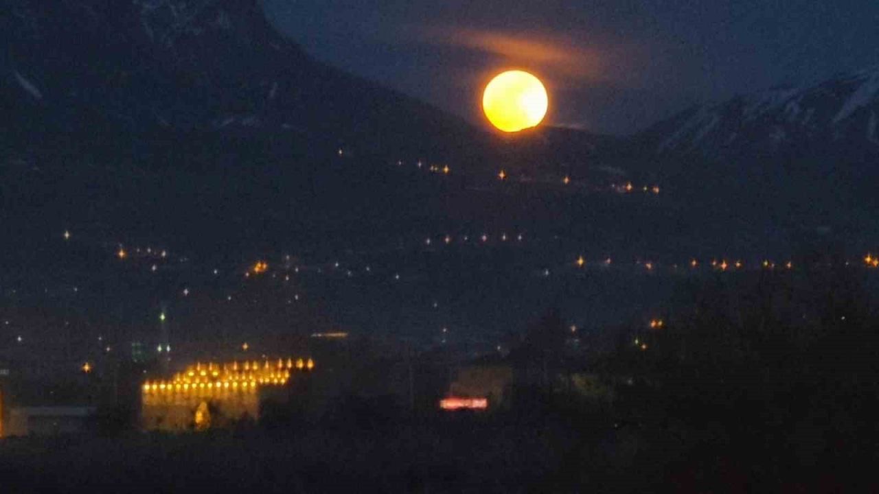 Van’da tarih ve dolunay manzarası mest etti