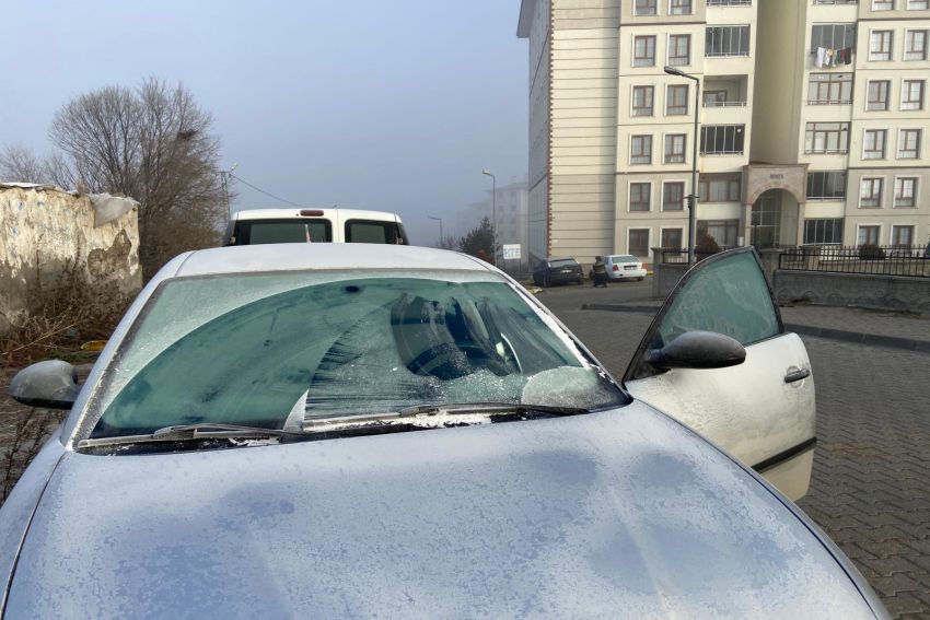 Ardahan buz kesti! araçların camları buz tuttu
