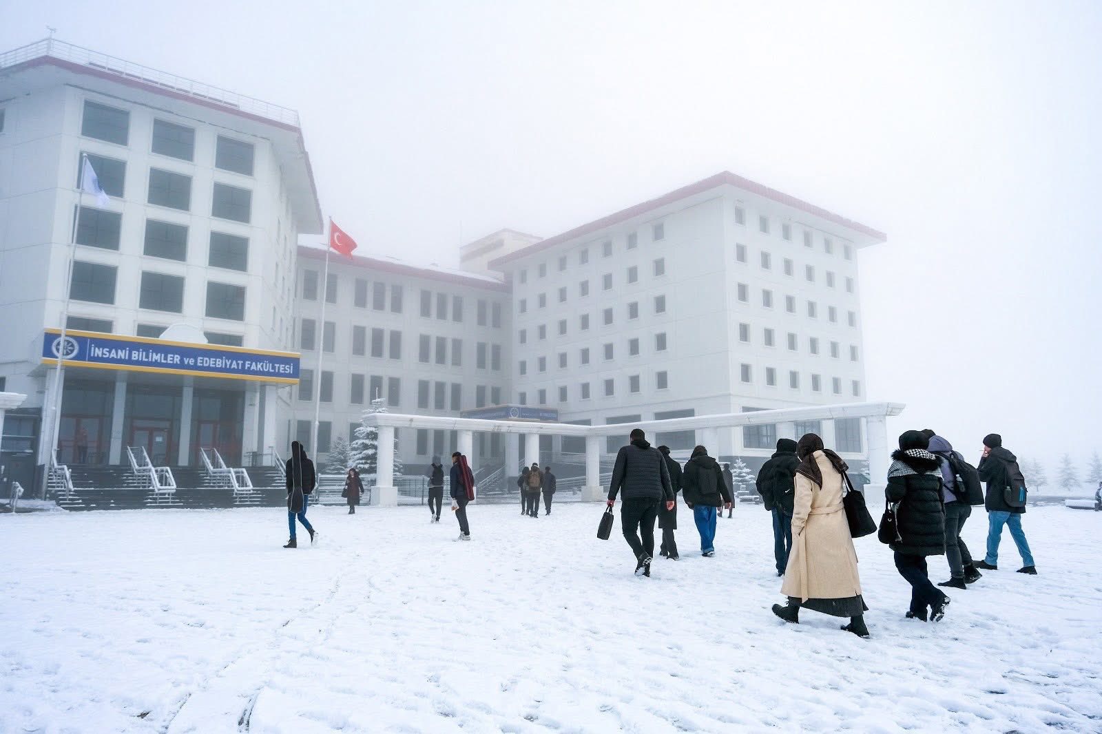 Karla kaplanan Üniversite yerleşkesi mest etti