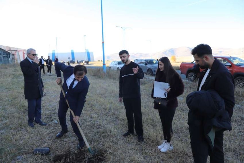 ARÜ’de fidanlar toprakla buluştu