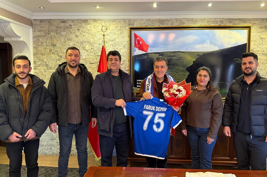 Başkan Çekim’den Demir’e anlamlı hediye
