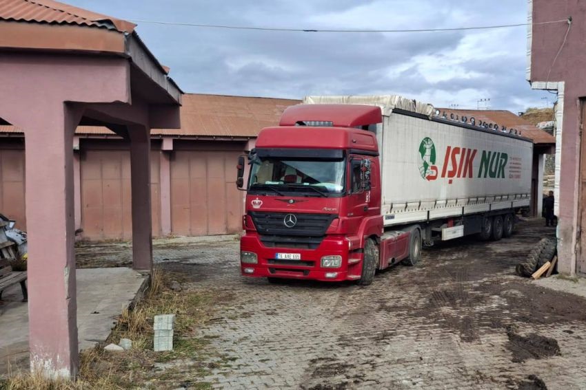 Çevre ve Şehircilik Bakanlığı, Köprülü Belediyesine çöp konteynerları gönderdi