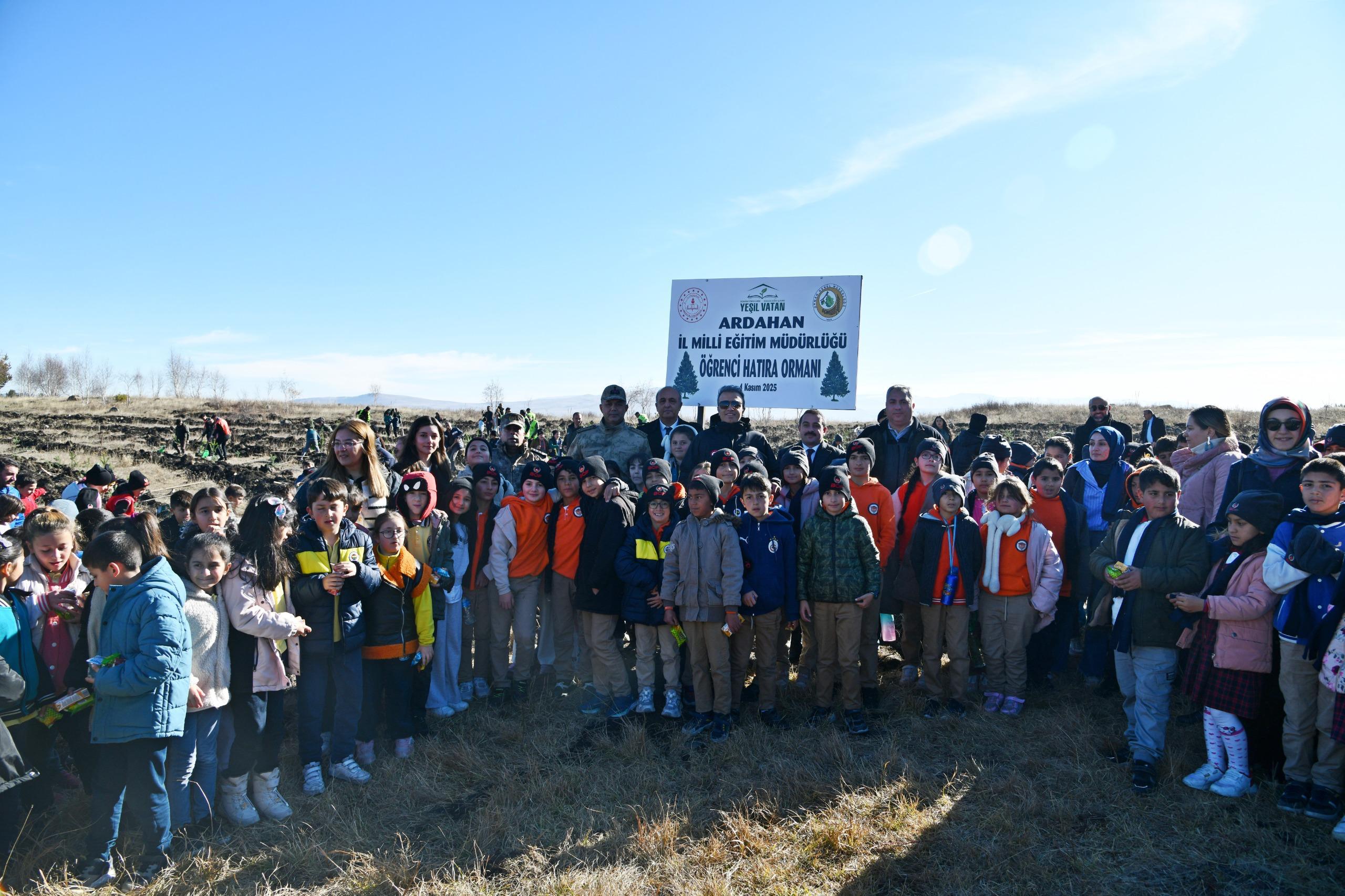 Öğrenciler gelecek için fidan dikti