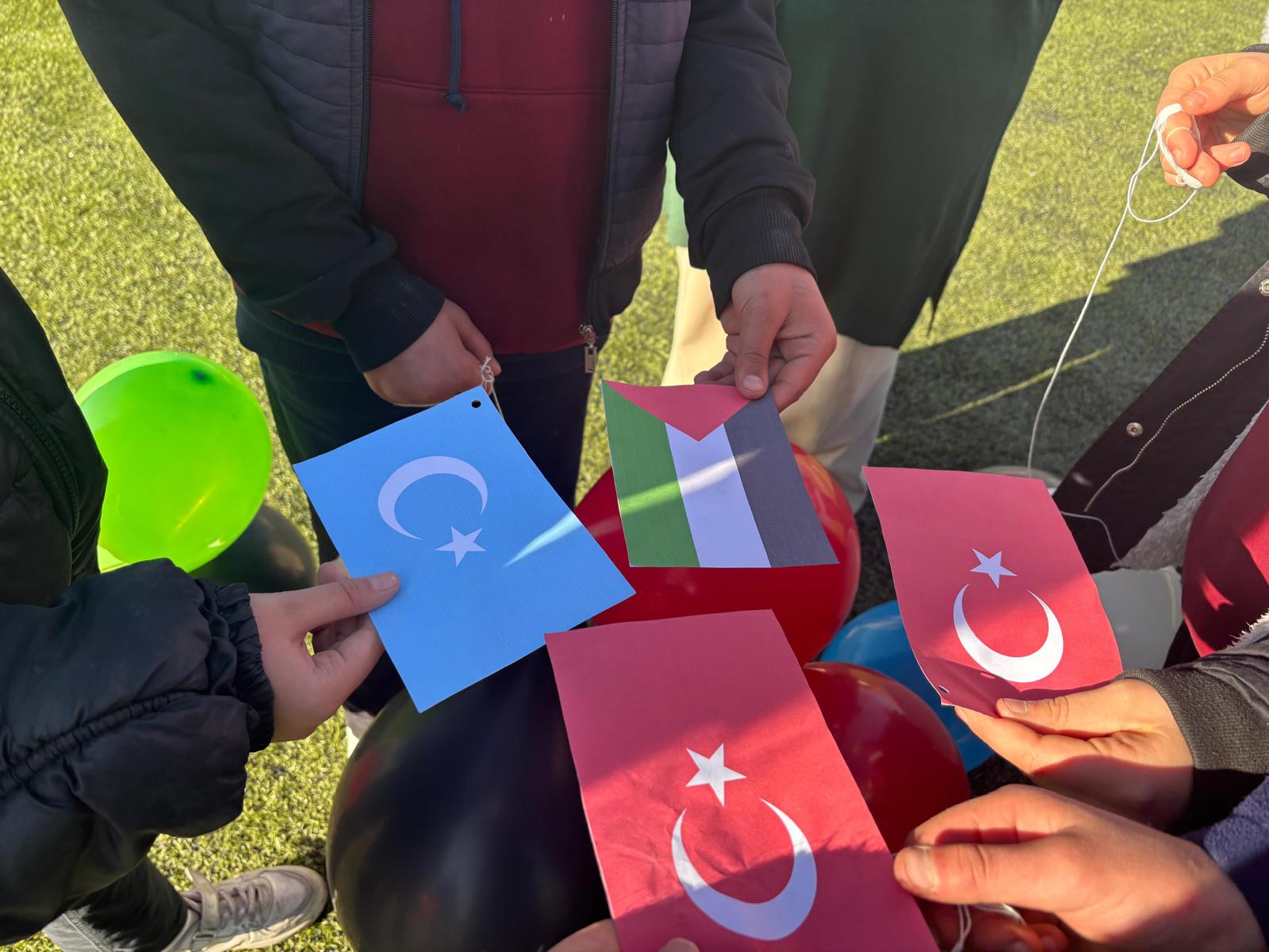 Çıldır'da balonlar gökyüzüne bırakıldı