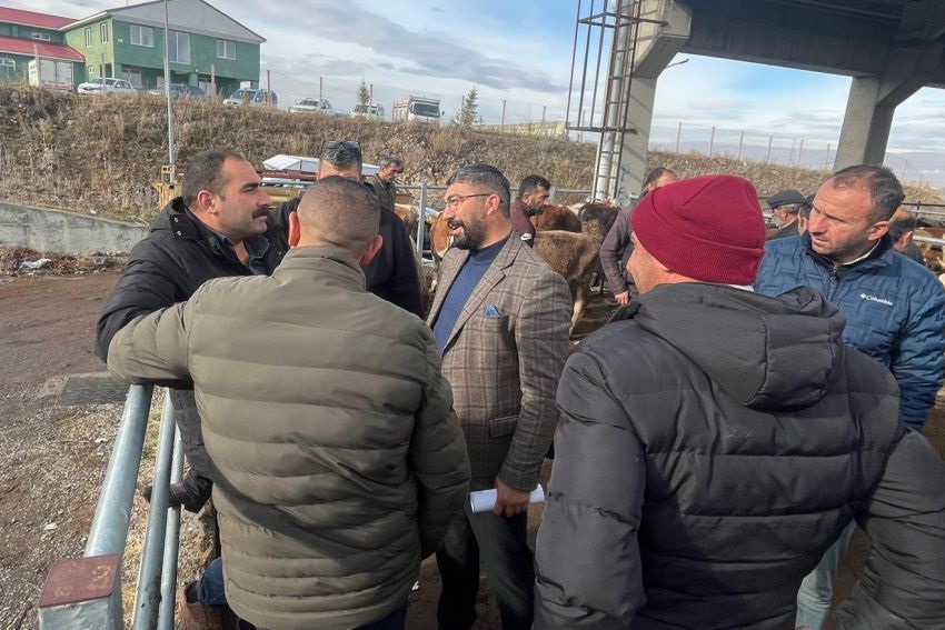 Damızlık Birliği Başkan adayı Özgür Sarıkaya hayvan pazarında çiftçinin sorunlarını dinledi