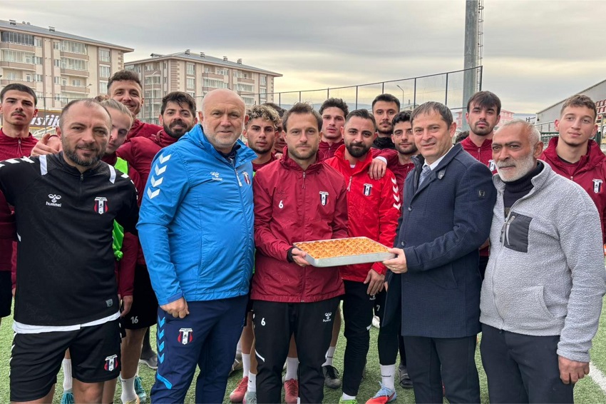 Gençlik ve Spor Müdürü Uzuner, Serhat Ardahansporlu futbolculara moral verdi