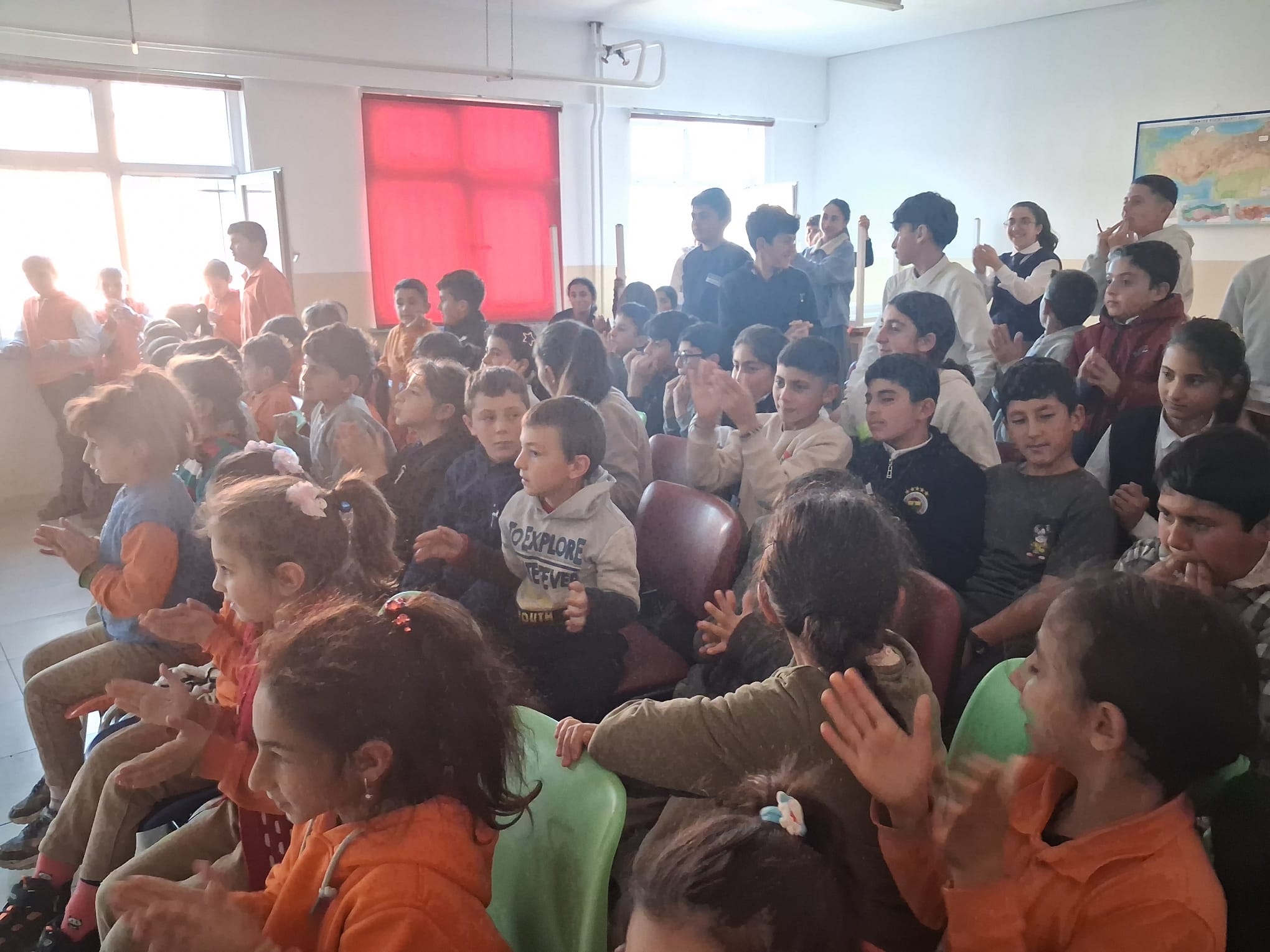 Karagöz Hacivat atıştı, öğrenciler keyifle izledi