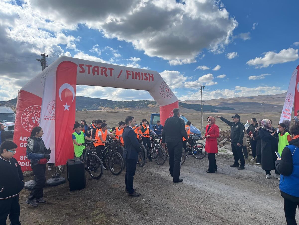 Hanak’ta pedallar sağlık için döndü