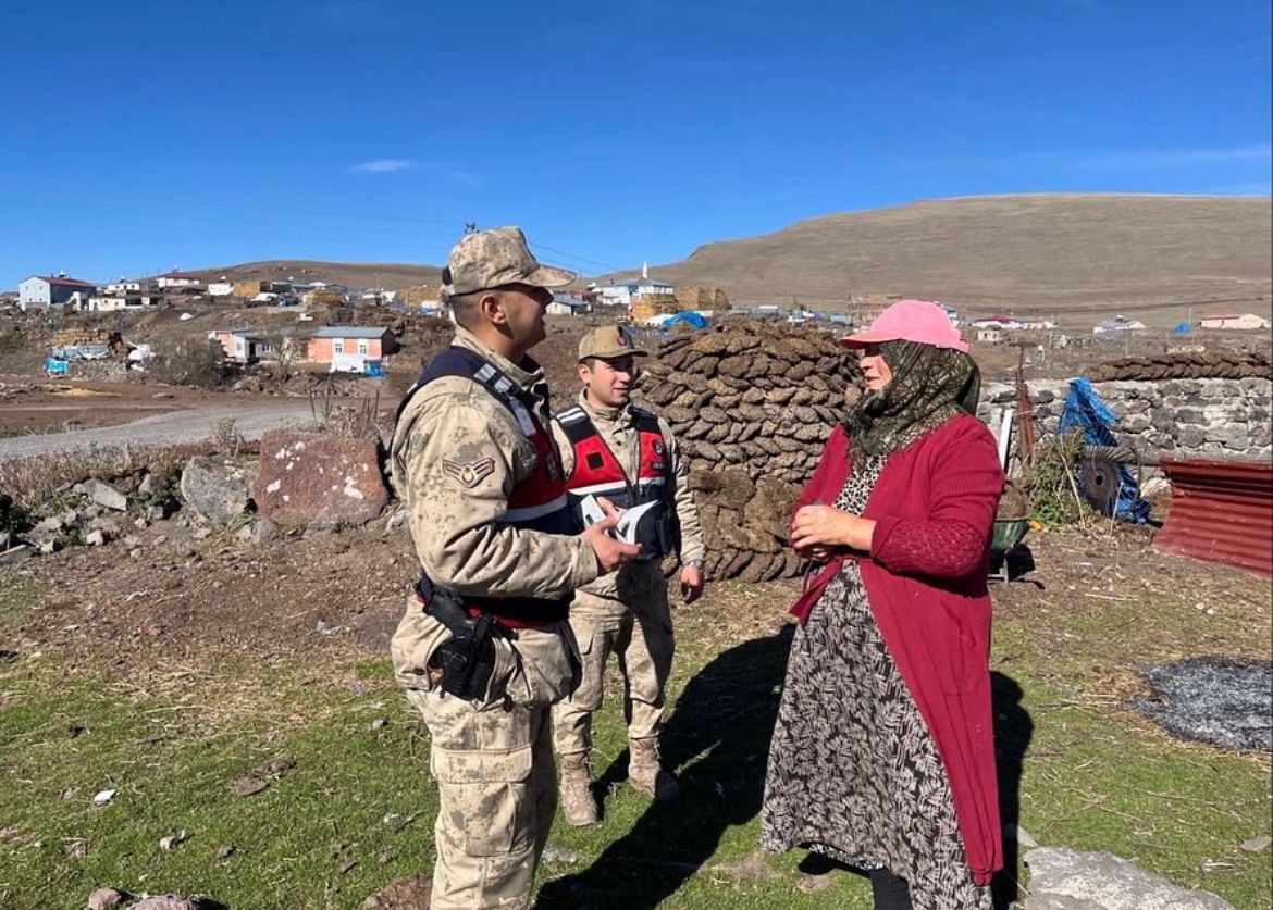 Jandarma köy köy dolaştı, vatandaşı bilgilendirdi