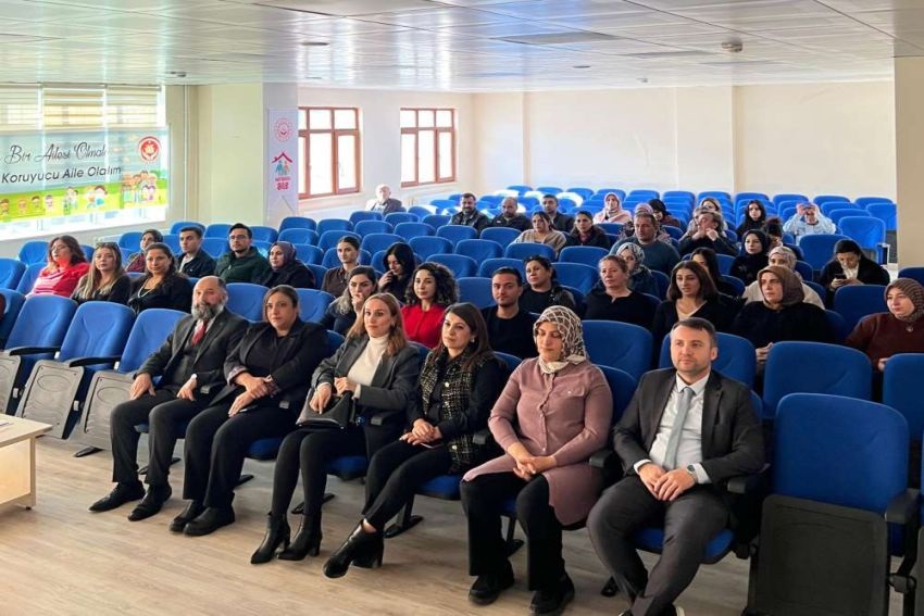 Kamu personeline görgü kuralları eğitimi verildi