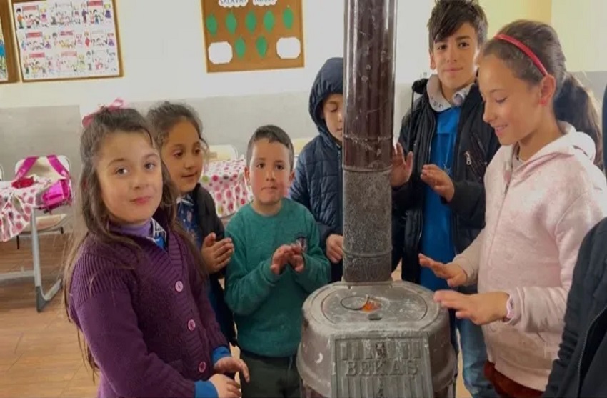 Genç öğretmen köylünün sevgisini kazandı