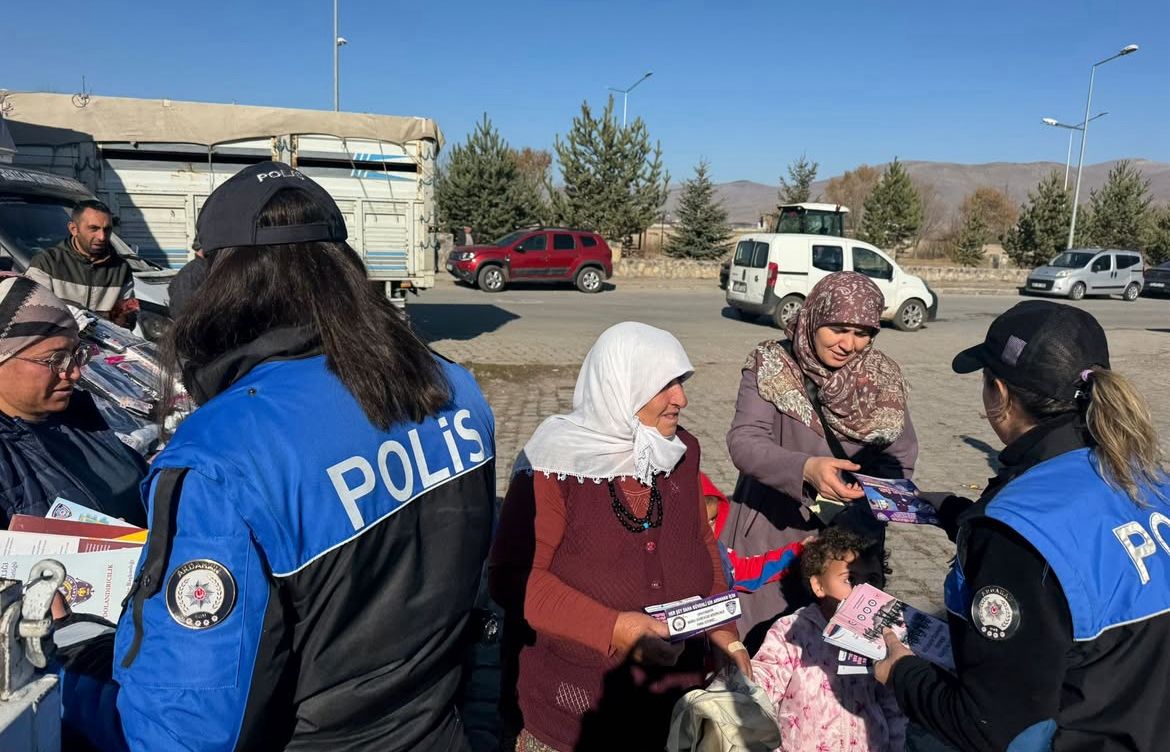 Polis ekipleri pazarda vatandaşla buluştu