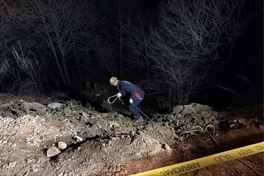 Posof’ta hafriyat kamyonu devrildi: 1 ölü