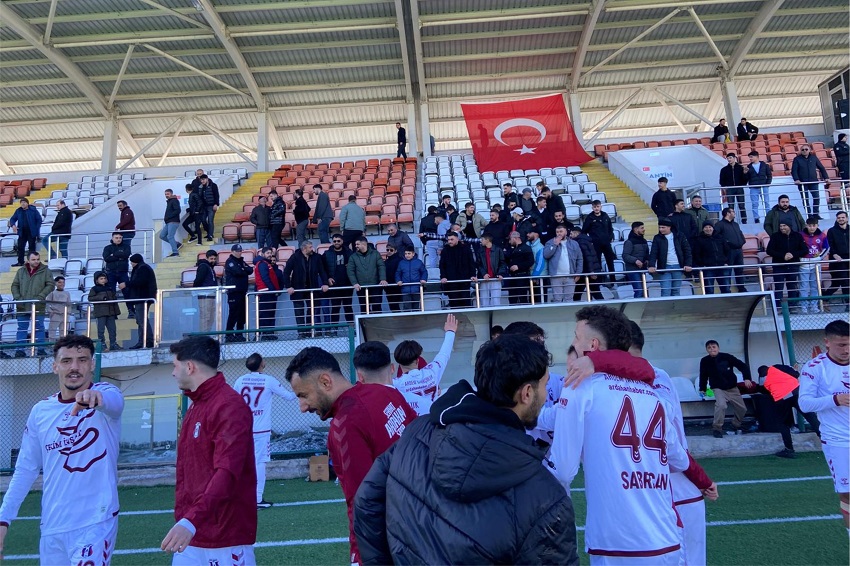 Serhat şehir Ardahan’da bayrak sevgisi Ardahan tribünleri albayrakla ders verdi