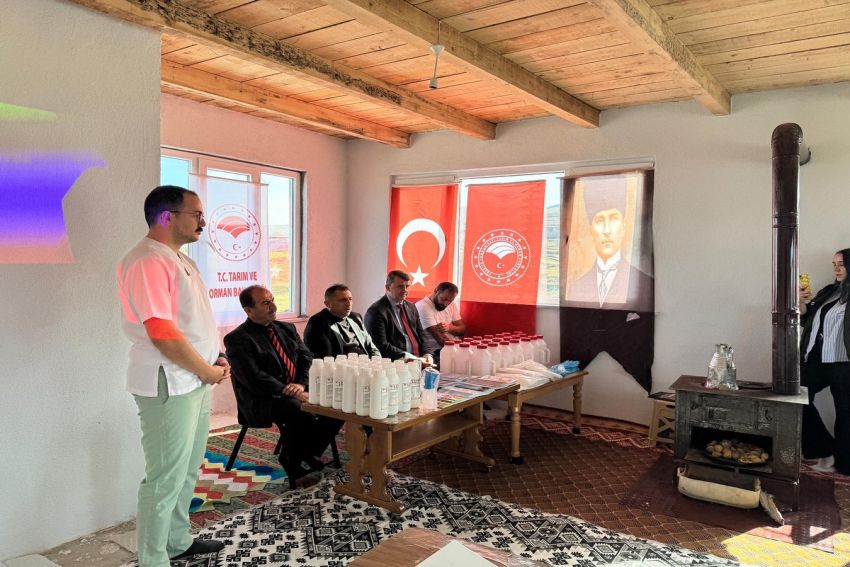 Tarım Müdürü Cineviz, şaptan etkilenen köylünün gönlünü gazoz açacağıyla aldı