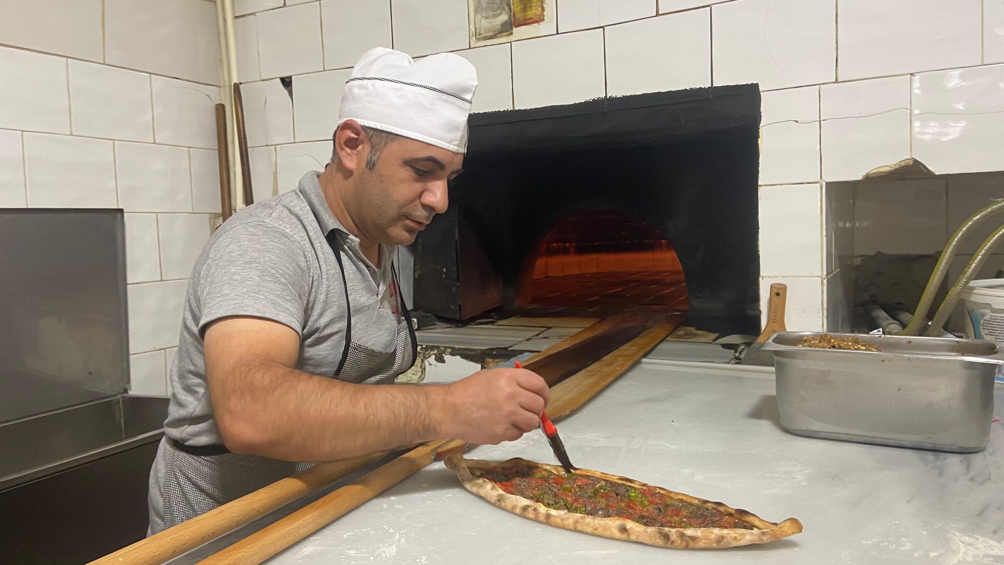 Ardahan’ın Nusret’i Şahin Usta’nın yaptığı pideler kendi müdavimlerini ortaya çıkardı