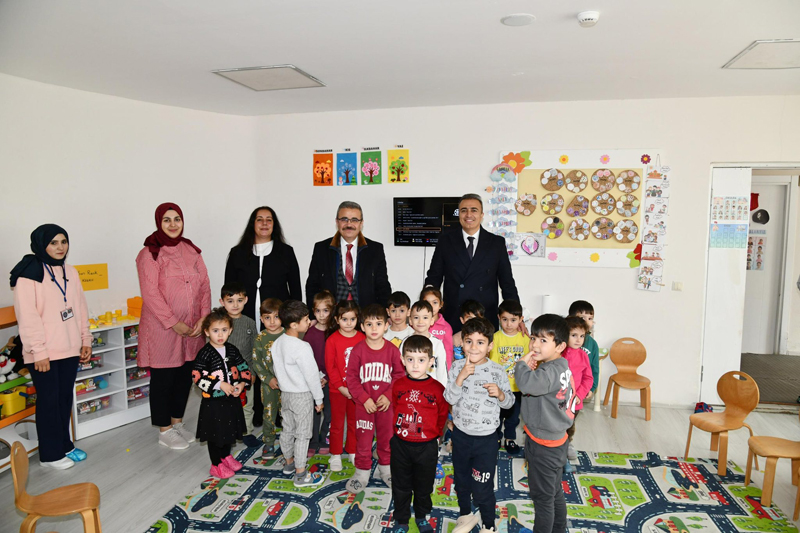 Vali amcalarından miniklere ziyaret