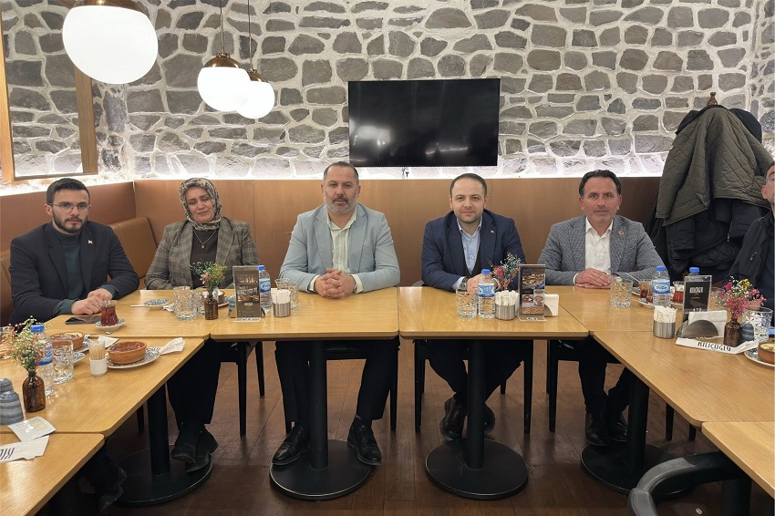 Vekil Koç son iftarını gazetecilerle yaptı