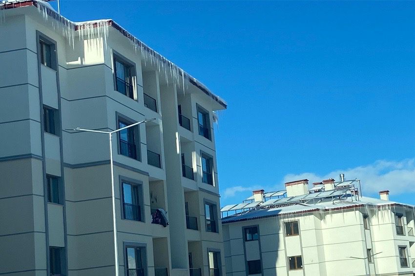 Çatılardaki buz sarkıtları tehlike saçıyor!