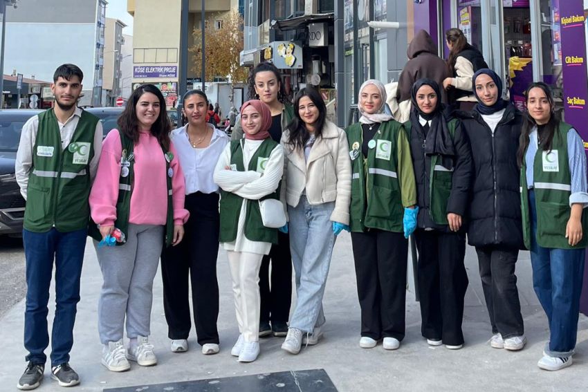 Yeşilay gönüllüleri mıntıka temizliği yaptı