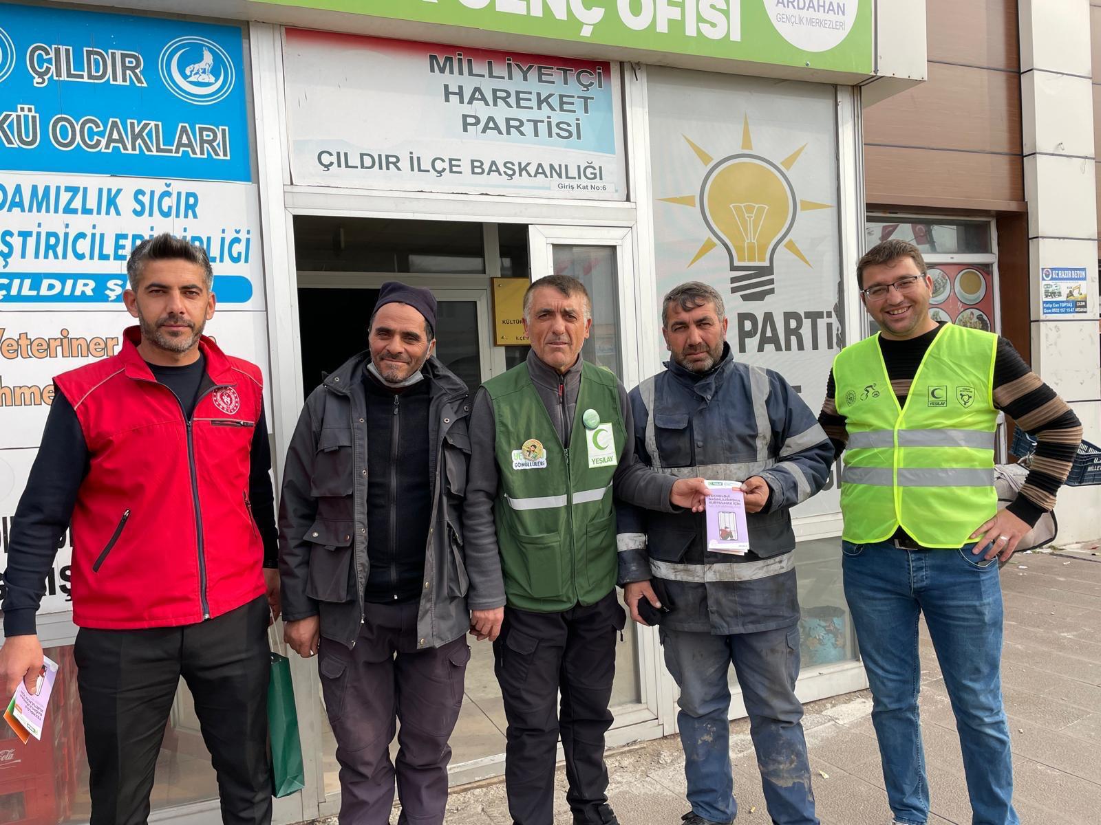 Yeşilay ekipleri Çıldır’da vatandaşları bilgilendirdi